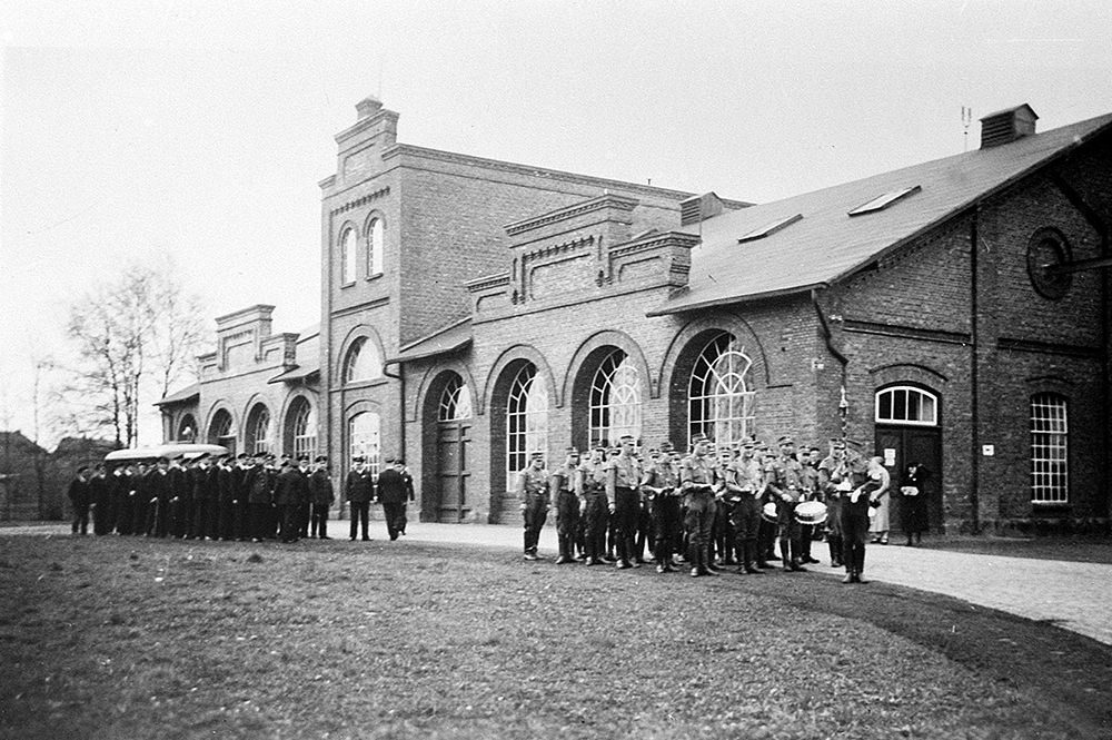 Aufmarsch vor der Wachsfabrik